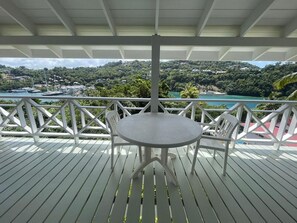 Outdoor dining - Cozy cabin in peaceful Marigot with AC (Marigot)