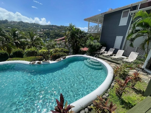 Cozy cabin in peaceful Marigot with AC