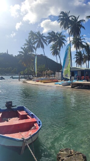 On the beach, sun-loungers, beach towels - Cozy cabin in peaceful Marigot with AC (Marigot)