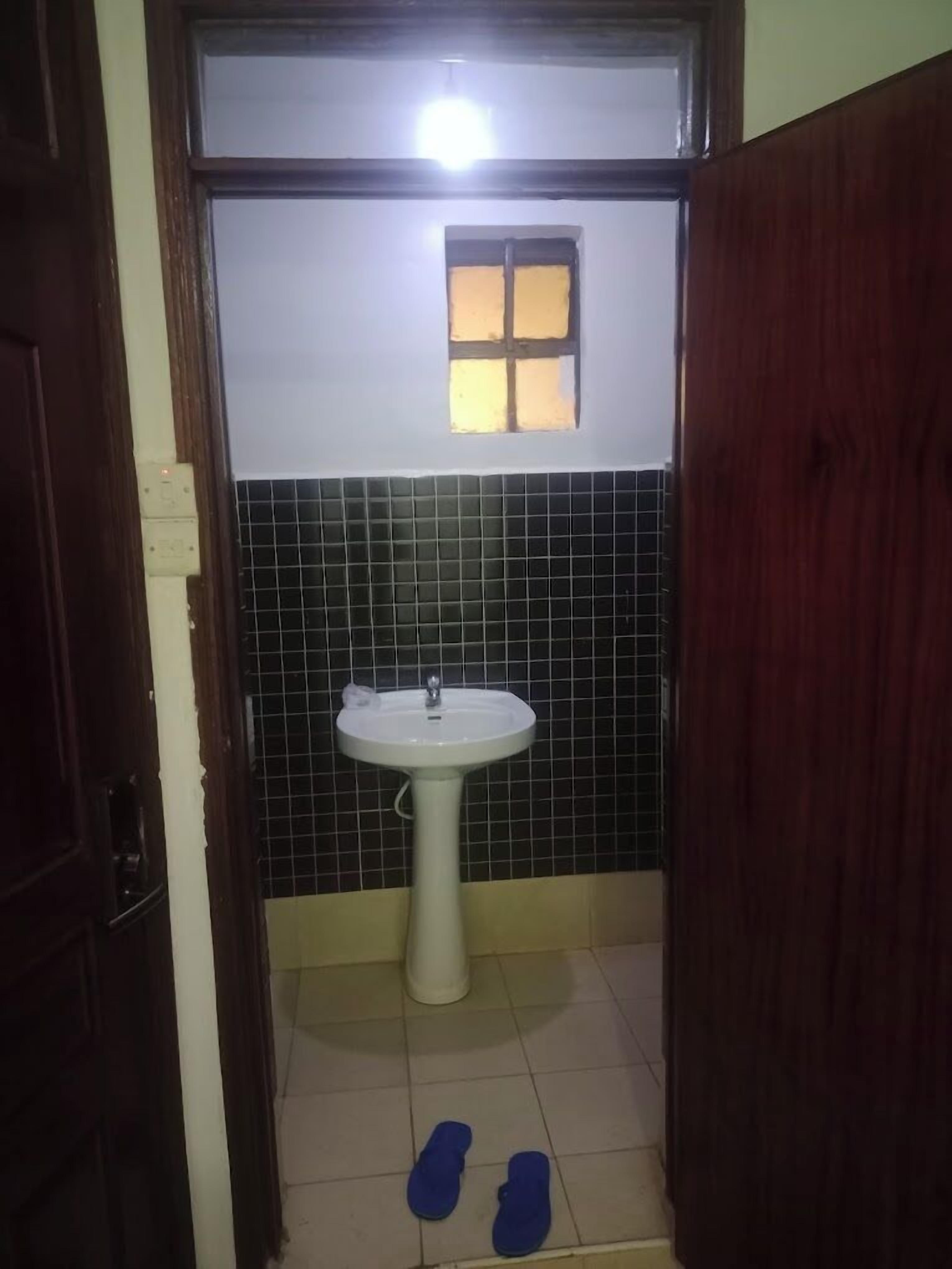 Ducha, pantuflas, toallas, jabón