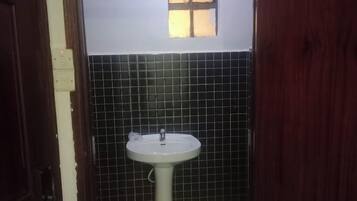 Ducha, pantuflas, toallas, jabón