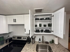 Microwave, oven, stovetop, dishwasher - Modern Huntington Retreat – Walk to Village, Dine & Shops + Train to NYC (Huntington)