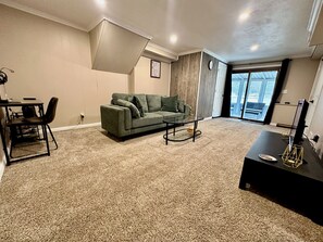 TV - Modern Huntington Retreat – Walk to Village, Dine & Shops + Train to NYC (Huntington)