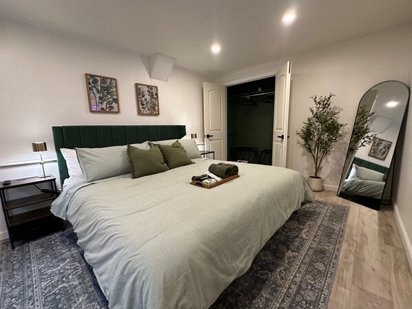 1 bedroom, iron/ironing board, WiFi, bed sheets - Modern Huntington Retreat – Walk to Village, Dine & Shops + Train to NYC (Huntington)