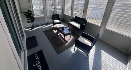 Modern Huntington Retreat – Walk to Village, Dine & Shops + Train to NYC