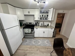 Mikroaaltouuni, uuni, liesi, astianpesukone