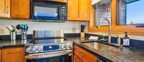 Refrigerador, microondas, horno y parrilla de estufa