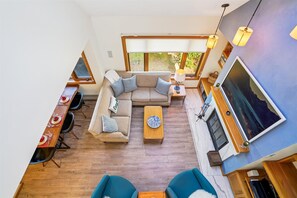 TV, peis, fotballspill og bordtennis