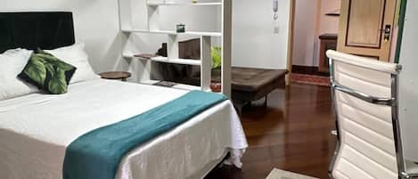 1 habitación, tabla de planchar con plancha, wifi gratis y ropa de cama