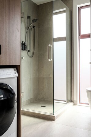 Appartement | Salle de bain | Douche, séchoir à cheveux, serviettes fournies, savon