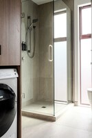 Apartemen | Kamar mandi | Shower, pengering rambut, handuk, dan sabun