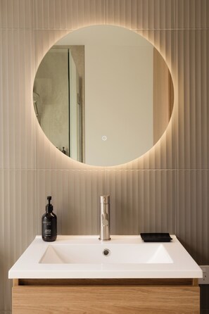 Apartment | Bathroom | Shower, hair dryer, towels, soap