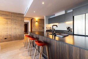 Réfrigérateur, four à micro-ondes, un four, surface de cuisson