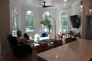 Televisión y chimenea 