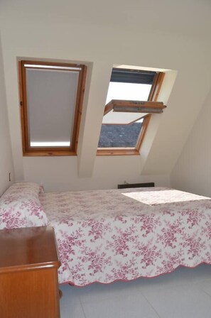 Travel crib, bed sheets - Beautiful penthouse on the beachfront, in Miño. (Miño)
