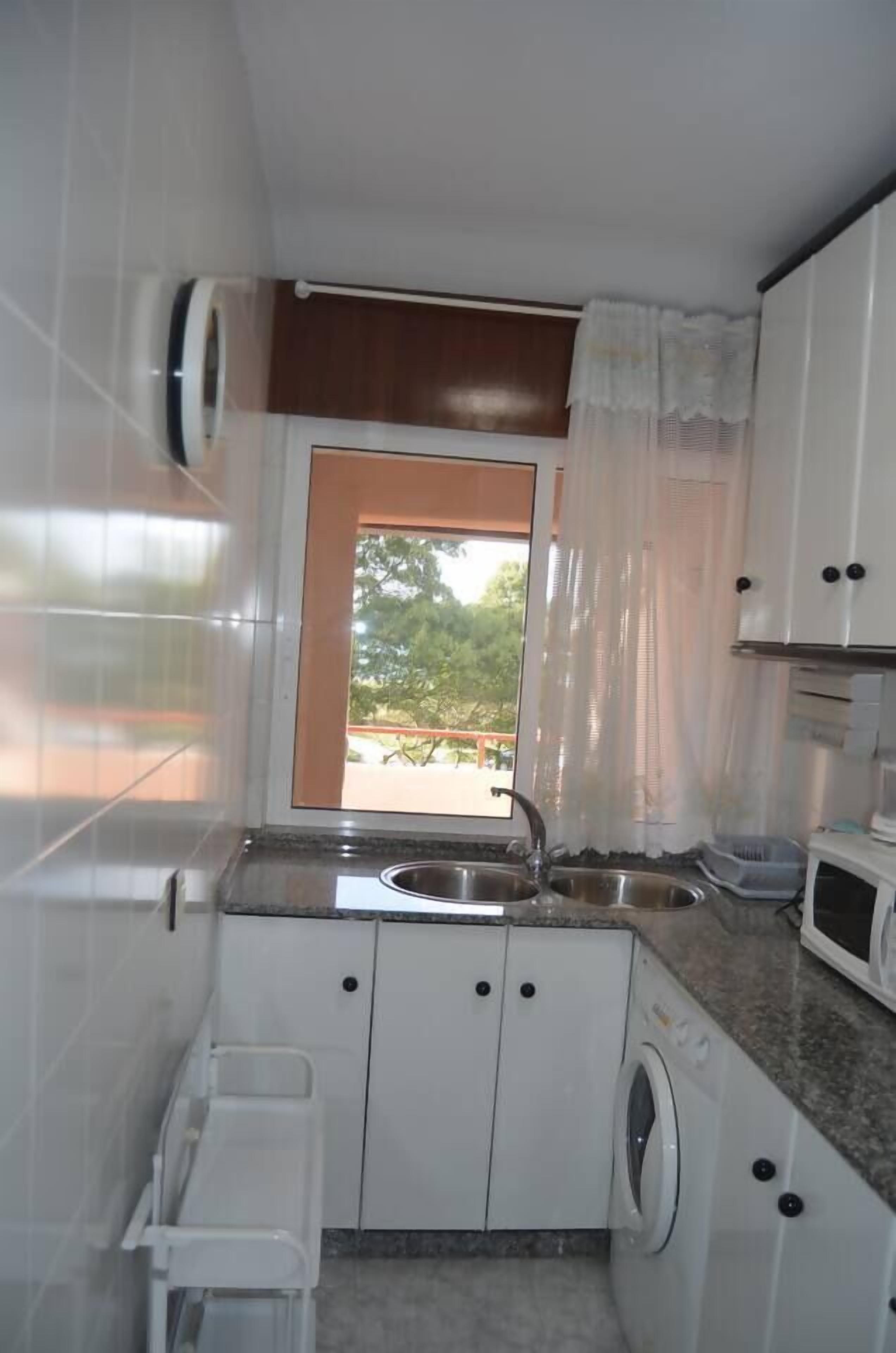 Kühlschrank, Mikrowelle, Kochgeschirr/Geschirr/Besteck