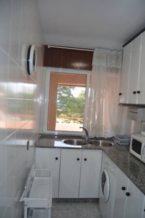 Réfrigérateur, micro-ondes, batterie de cuisine, vaisselle et ustensiles