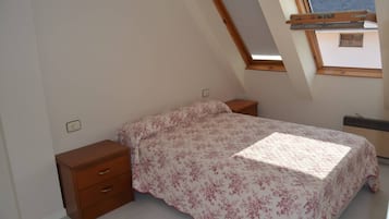 Cuna de viaje y ropa de cama