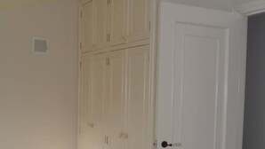 Una habitación con puerta, techo y piso blancos.