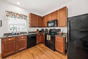 ثلاجة، ميكروويف، فرن، موقد طهي مسطح