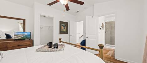 3 chambres, bureau, fer et planche à repasser, lit parapluie