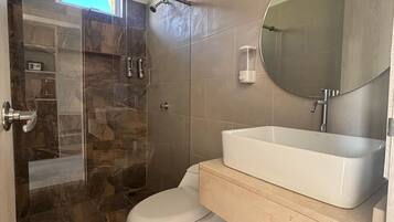 Doppia Deluxe | Bagno | Doccia, asciugamani, sapone, shampoo