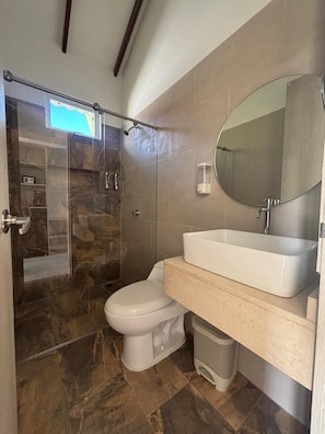Quarto casal luxo | Chuveiro, toalhas de banho, sabonete, shampoo