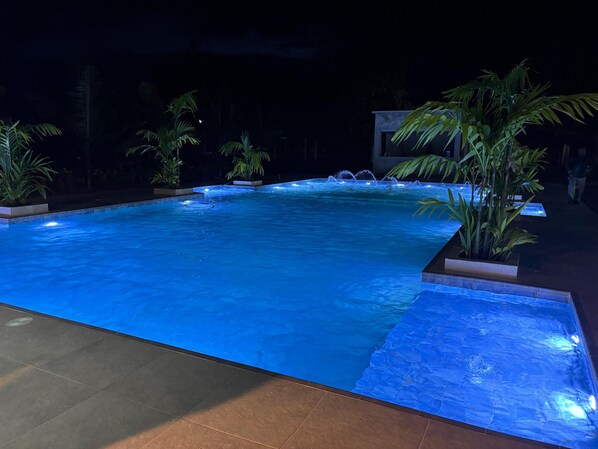 Una piscina al aire libre