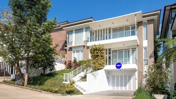 Un hotel modern amb teulada plana, finestres grans i un rètol que indica 'rehot villa'.