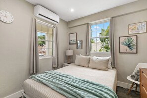 4 bedrooms, iron/ironing board, WiFi, bed sheets - The Queen’s Quarters- King Suite - AC - Walkable (Christiansted)