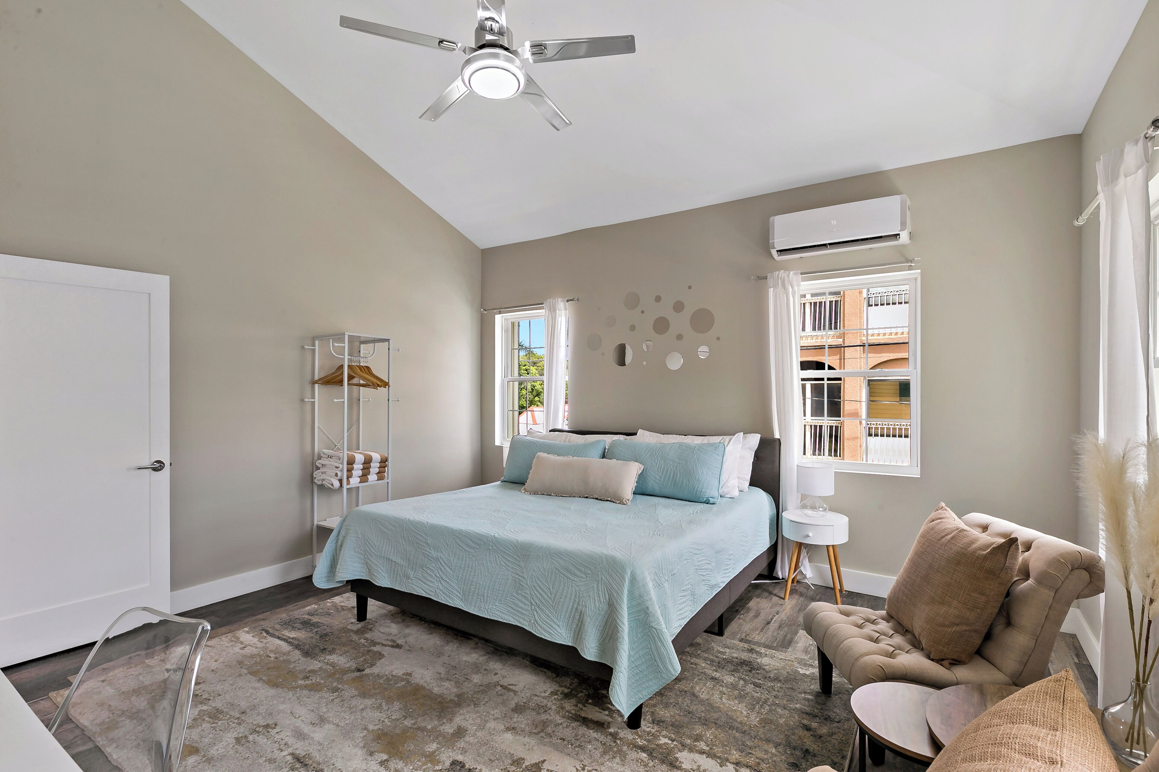 4 bedrooms, iron/ironing board, WiFi, bed sheets