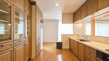 Comfort House, 4 Bedrooms, Non Smoking | Private kitchen | Full-sized fridge, microwave, stovetop, cookware/dishes/utensils