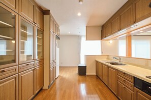 Comfort House, 4 Bedrooms, Non Smoking | Private kitchen | Full-sized fridge, microwave, stovetop, cookware/dishes/utensils