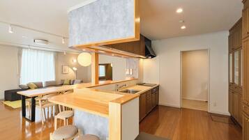 舒适独立别墅, 4 间卧室, 无烟房 | 私人厨房 | 大冰箱、微波炉、炉灶、厨具/餐具