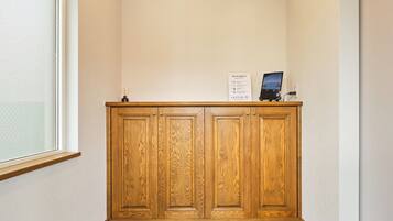 Kios check-in/check-out