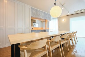 Nhà tiện nghi đơn giản, 4 phòng ngủ, không hút thuốc | Khu vực ăn uống tại phòng