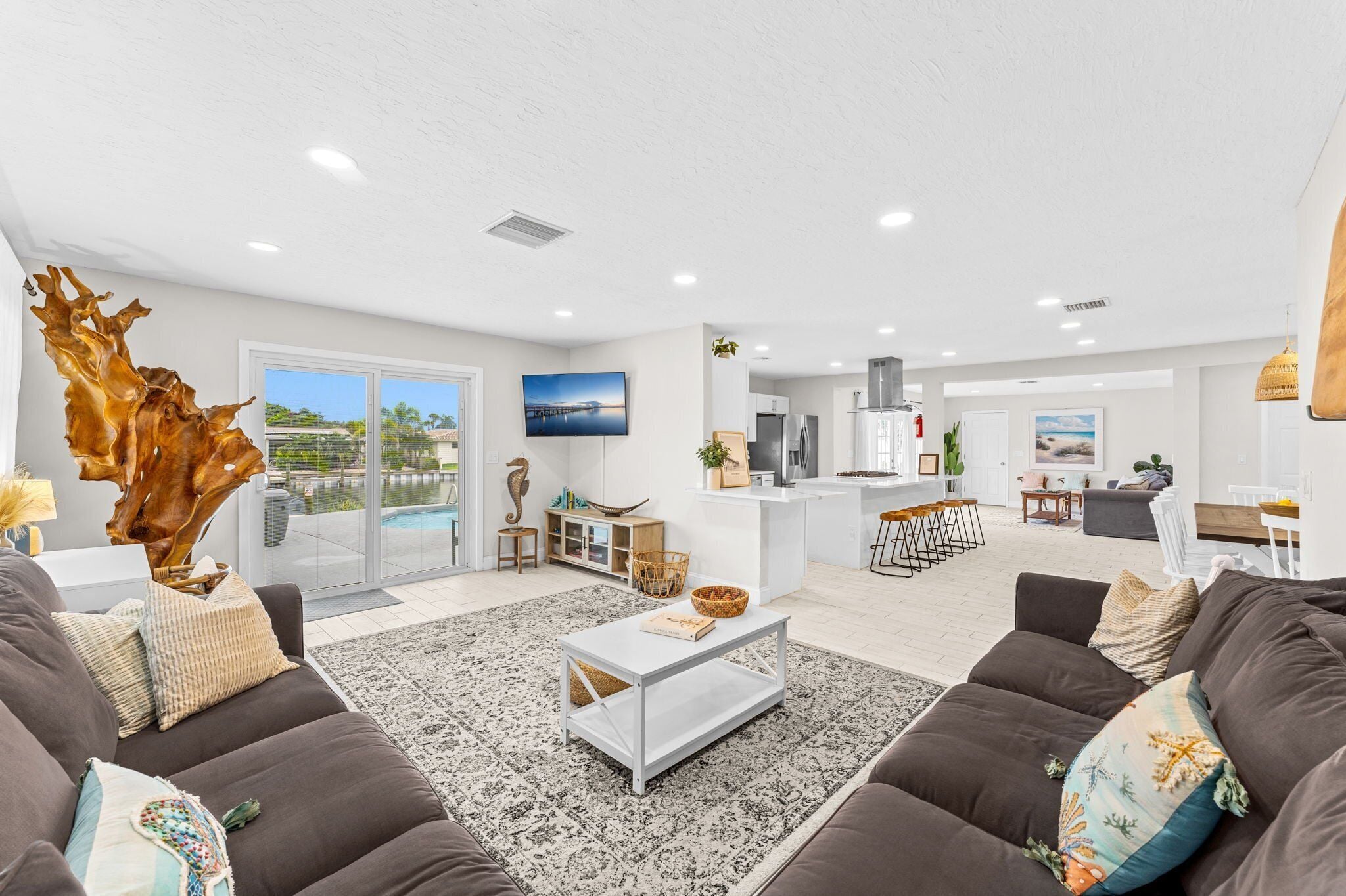 House (3 Bedrooms) | Living area | 40-inch Smart TV with digital channels, table tennis