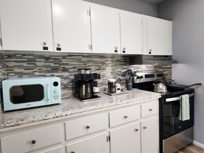 Kjøleskap, mikrobølgeovn, ovn og kokeplater