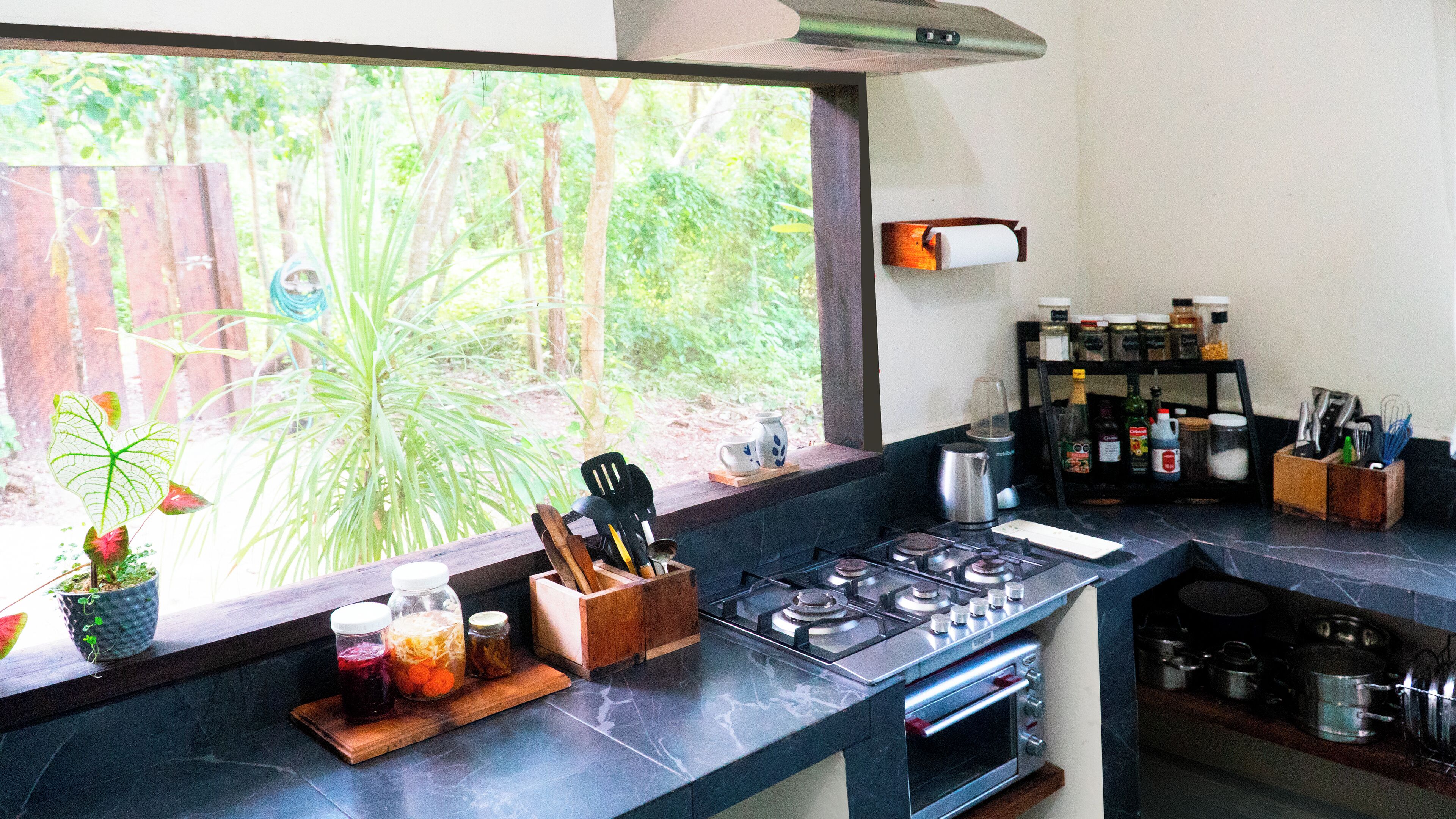 Kühlschrank, Ofen, Herdplatte, Wasserkocher mit Kaffee-/Teezubehör