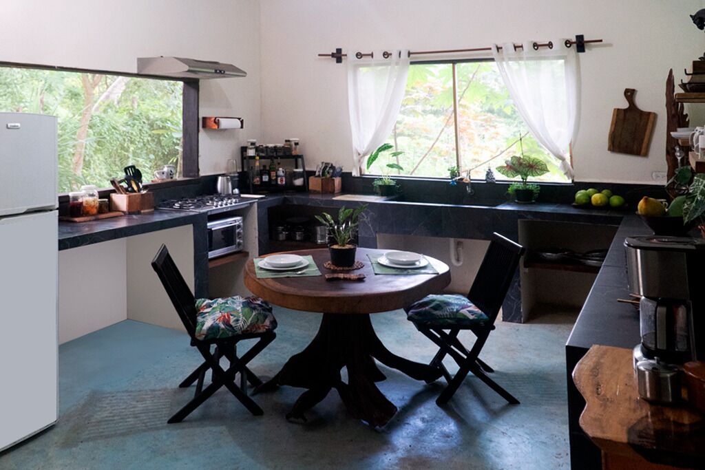 Køleskab, ovn, kogeplade, kaffe-/temaskine