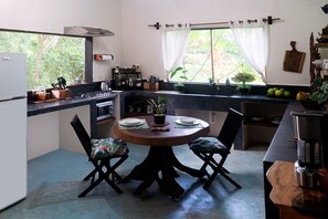 Fridge, oven, stovetop, coffee/tea maker