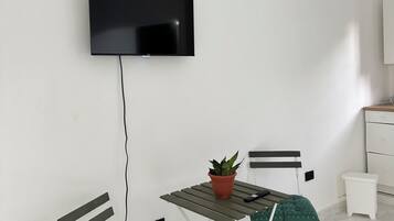 Deluxe Apartment, Courtyard View | Living area