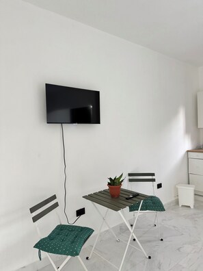 Departamento Deluxe, vista al patio | Área de sala de estar