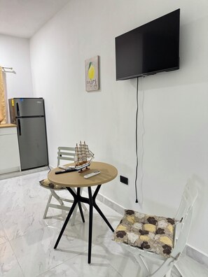 Appartement Confort, vue cour intérieure | Coin séjour