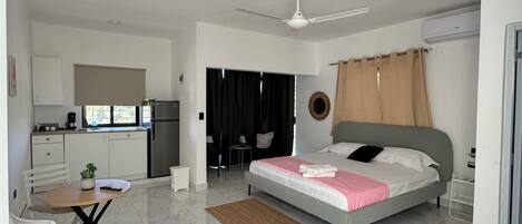 Comfort-Apartment, Blick auf den Innenhof | Laptopgeeigneter Arbeitsplatz, kostenloses WLAN