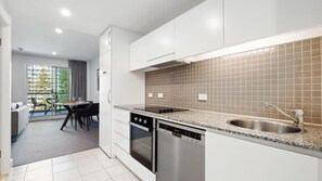 Frigorífic, microones, placa de cuina i rentaplats 