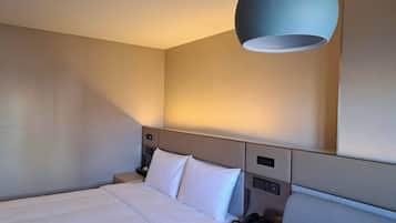 Deluxe Double Room | Desk, free WiFi, bed sheets