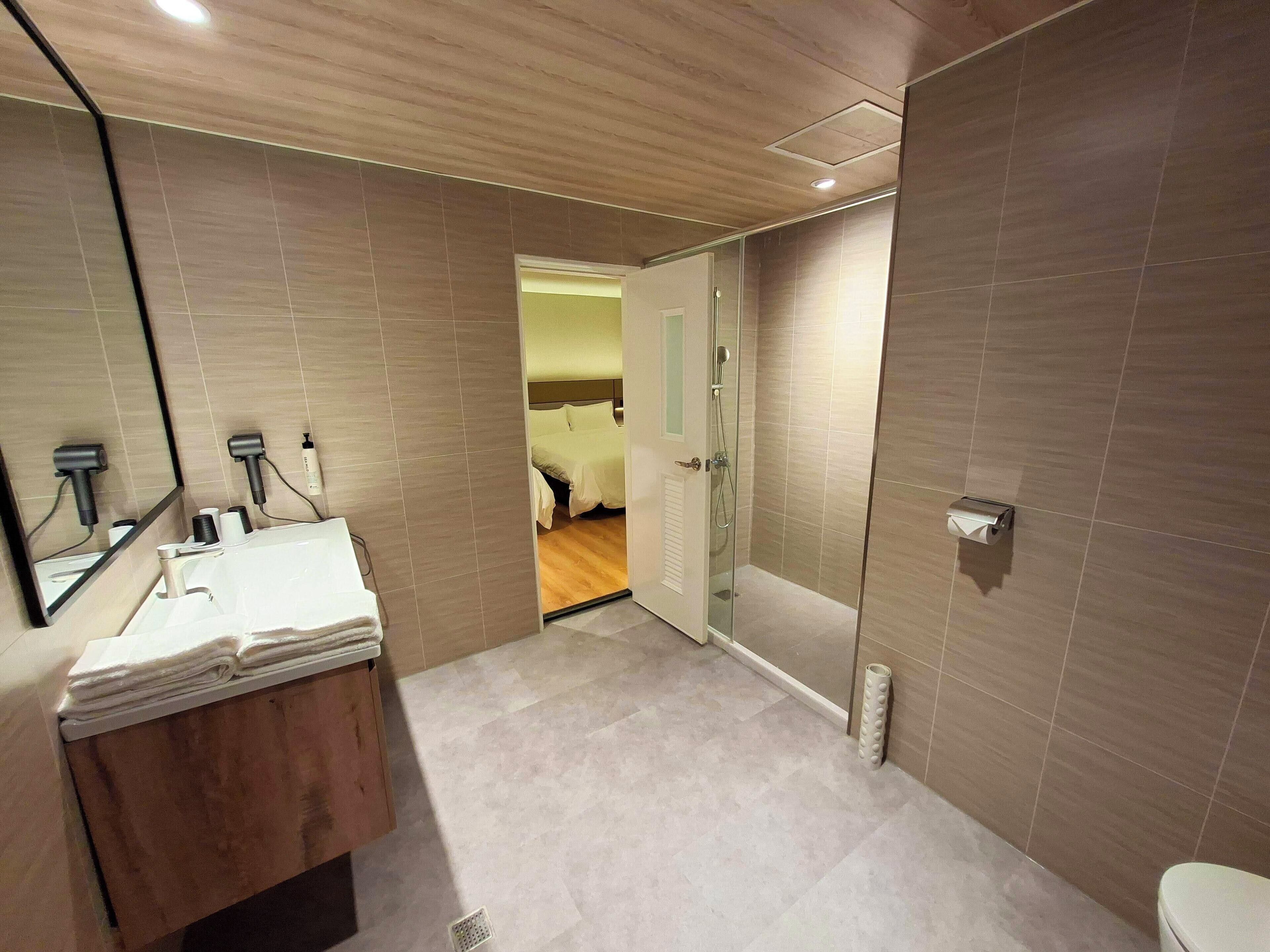 Deluxe Twin Room | Bathroom | Shower, rainfall showerhead, hair dryer, slippers