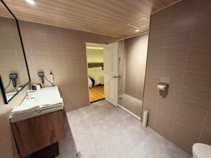 Deluxe Twin Room | Bathroom | Shower, rainfall showerhead, hair dryer, slippers - Via Hotel Zhongli (Taoyuan City)
