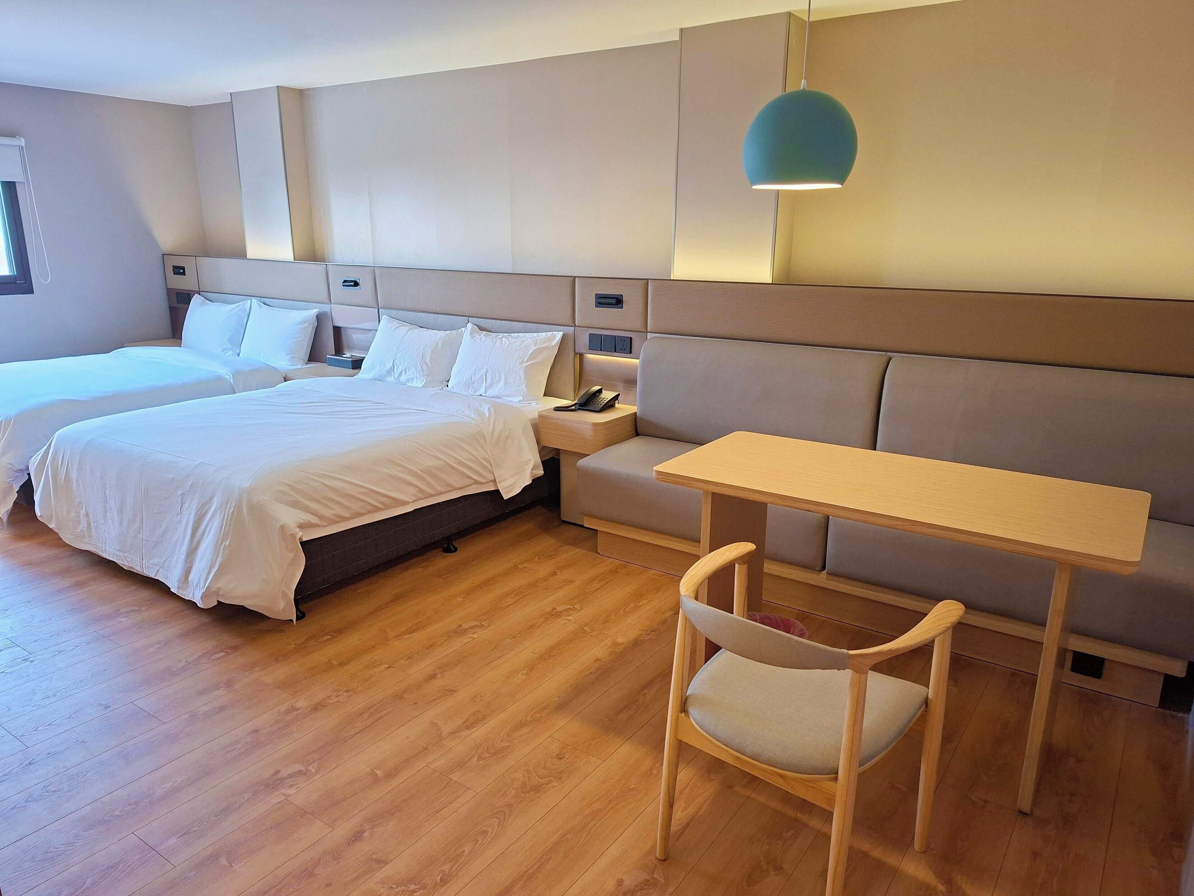 Kahden hengen deluxe-huone (kaksi sänkyä) | Työpöytä, ilmainen Wi-Fi, vuodevaatteet